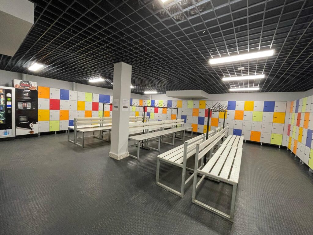 Nowoczesne szatnie na lodowisku w Dębicy – inwestycja za 1,46 mln złotych!