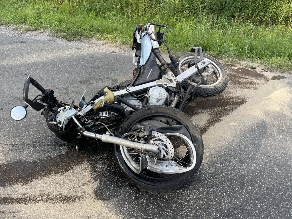 Wypadek w Górze Motycznej: Motocyklista ucierpiał po zderzeniu z Mercedesem