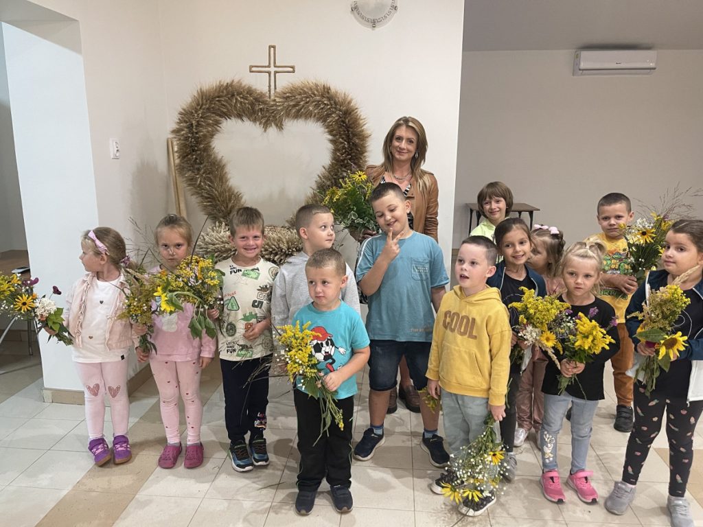 „Dziecięce Dożynki – Tradycja w Małych Rękach”: warsztaty, młoda kapela i wieńce dożynkowe kultywujące folklor