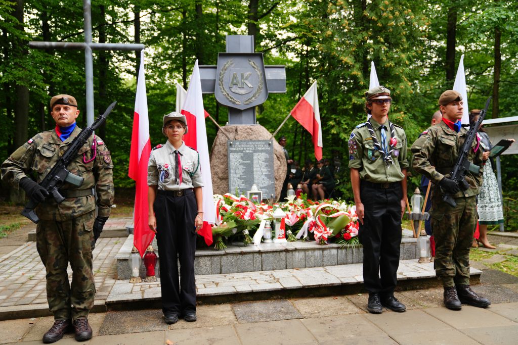 Uroczystości na Kałużówce uczciły 81. rocznicę akcji „Burza” — apel pamięci, medal dla 33. Batalionu i piknik historyczny