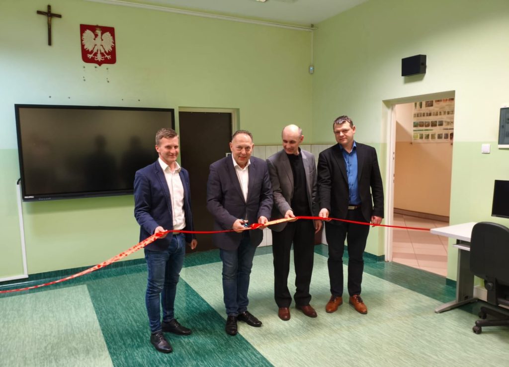 Nowoczesna pracownia komputerowa w Machowej. Inwestycja w cyfrową przyszłość uczniów