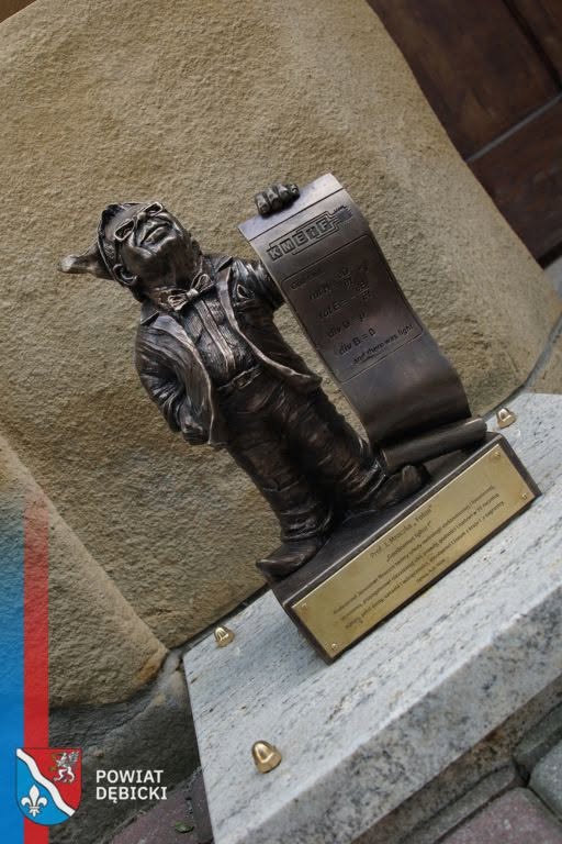 Krasnal „Foton” stanął przed I LO w Dębicy. To ukłon w stronę prof. Janusza Mroczki