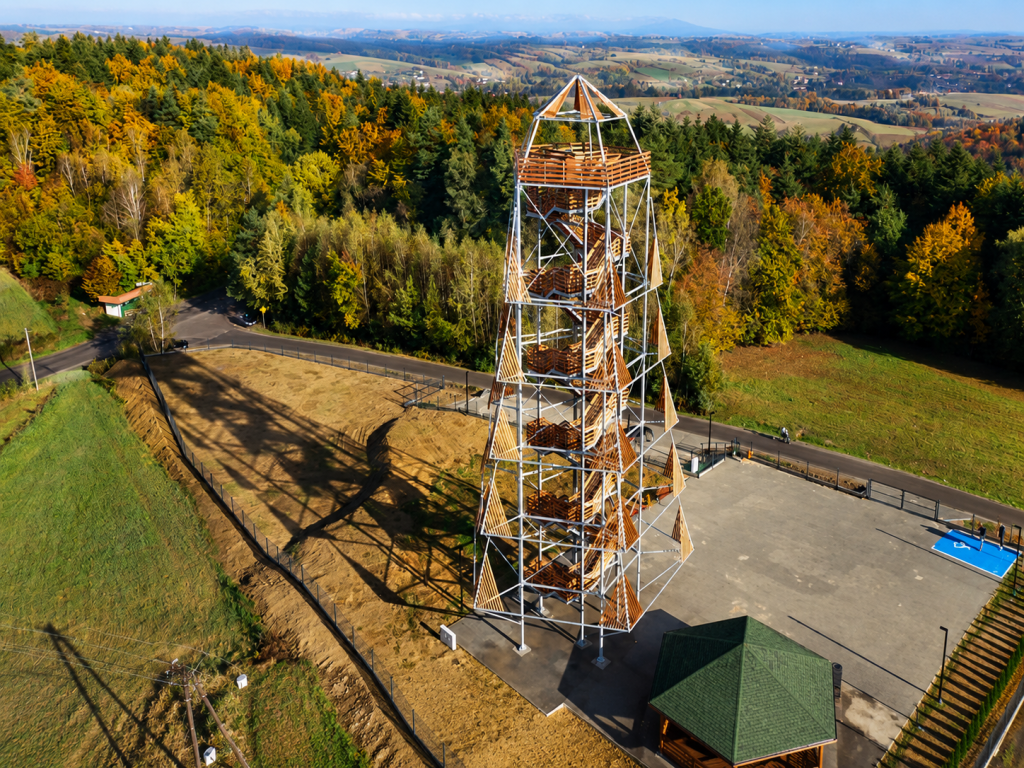 Nowa wieża widokowa w Jodłowej-Wisowej otwarta. Widać Beskid Niski, a czasem nawet Tatry