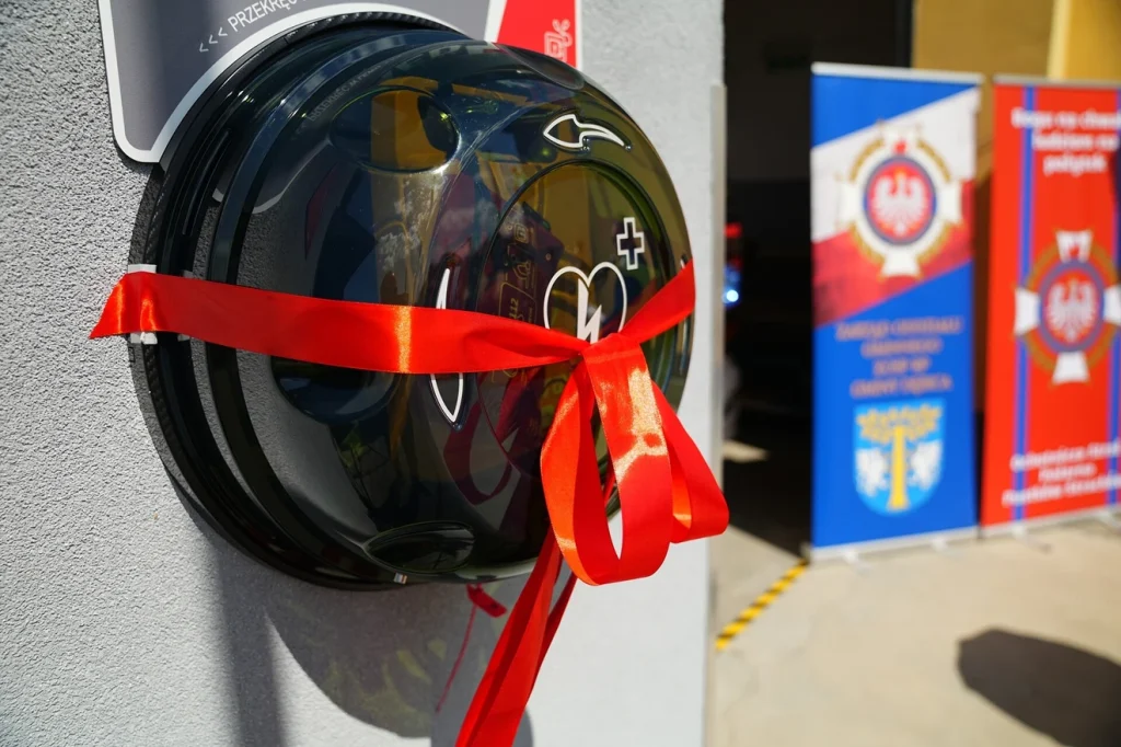 Defibrylator AED trafił do OSP Pustków-Strachów. Sprzęt ufundowała firma Kronospan