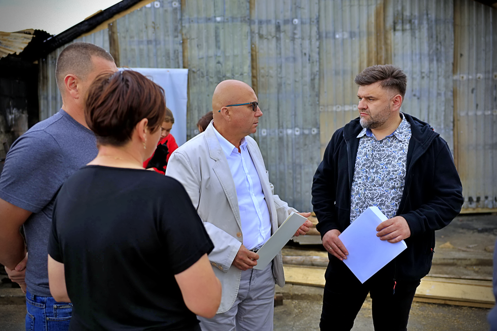 Dramatyczne straty w dwóch gospodarstwach. Adam Dziedzic przekazał rolnikom pomoc