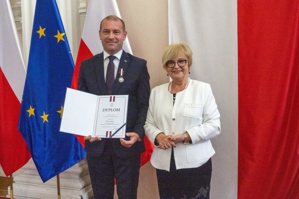 Starosta dębicki w centrum politycznego sporu. Poseł PSL krytykuje wojewodę za jego odznaczenie