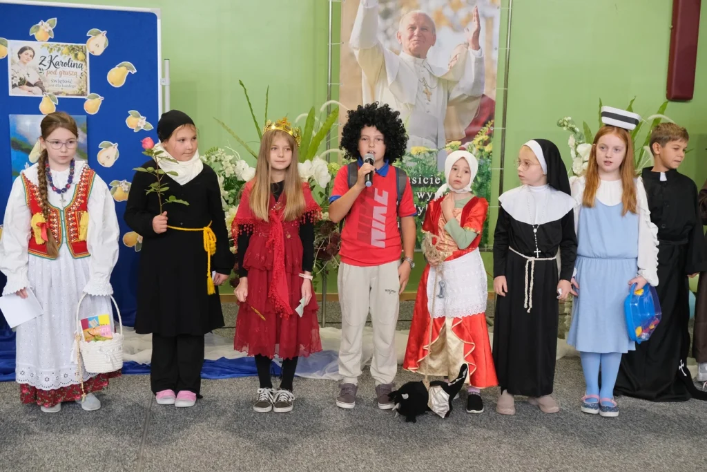 Święci zamiast bajkowych bohaterów. Niezwykły bal dzieci w Brzeźnicy