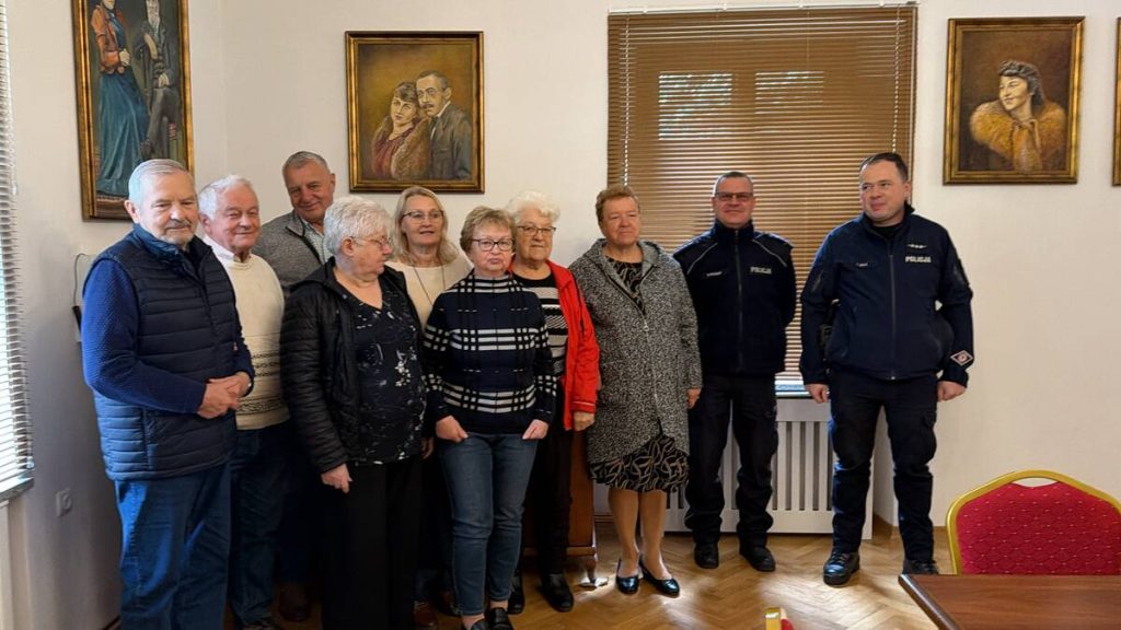 Seniorzy w Straszęcinie na celowniku oszustów? Policjanci pokazali, jak nie dać się nabrać