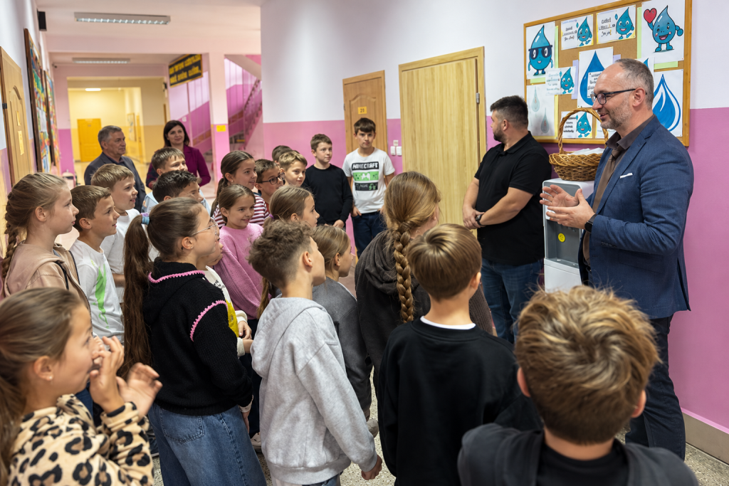 Poidełka zamiast jednorazowych butelek. Gmina Brzostek zmienia szkolne nawyki